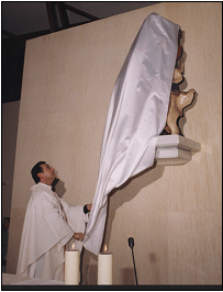 D.Manuel Lozano, descubriendo la imagen de la Santisima Virgen de los Dolores